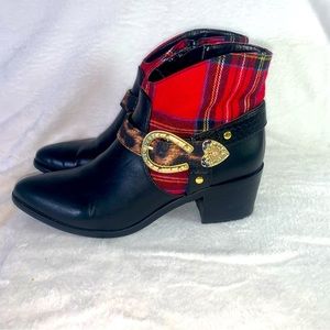 Betsey Johnson Red Plaid Black Ankle Boots Buckle  Sz 7 M